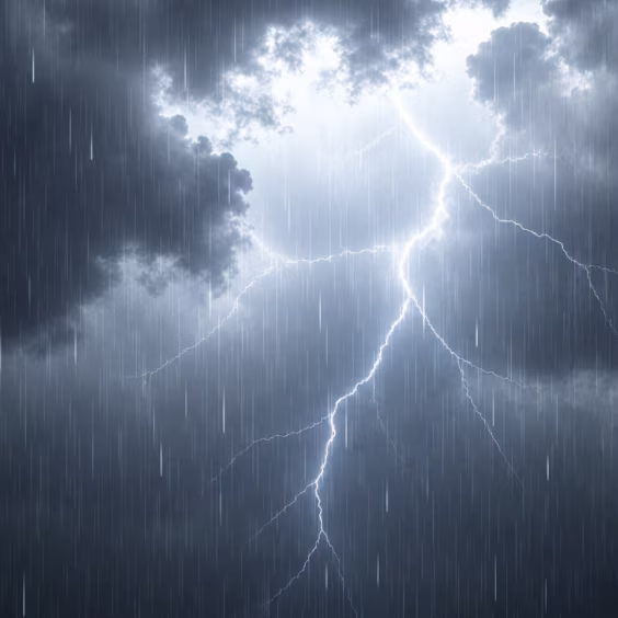 Dramatische onweersbui met felle bliksemschichten door donkergrijze wolken en zware regenval.