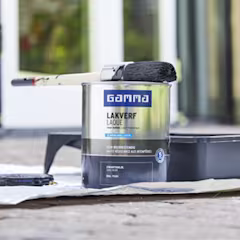 Blik buitenlak met verfborstel bovenop