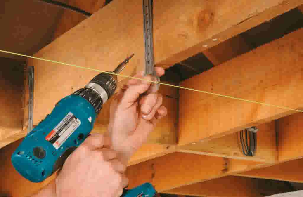 Stap 4 - Bevestig de tussenliggende plafondhangers