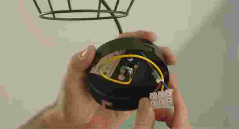 Bevestig de elektriciteitsdraden