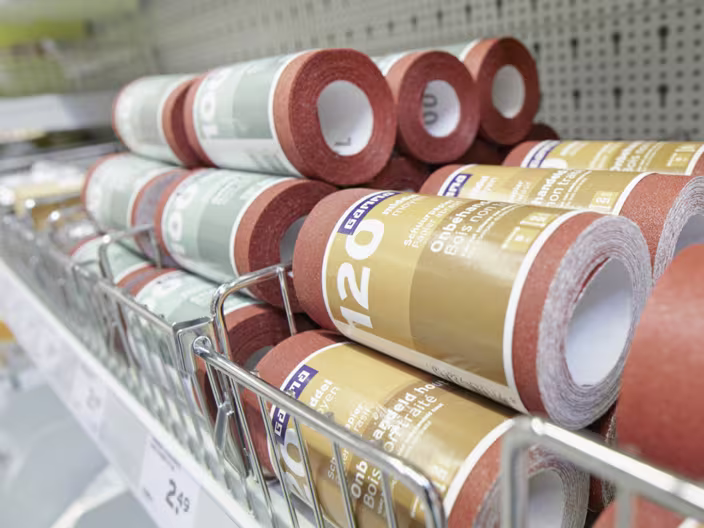 Rouleaux de papier abrasif en rayon