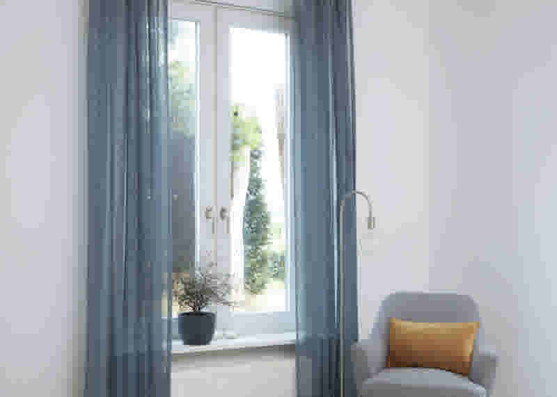 Blauwe inbetween gordijnen