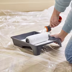 Muurverfroller in verfbak met witte muurverf