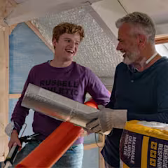 des gens qui se sourient