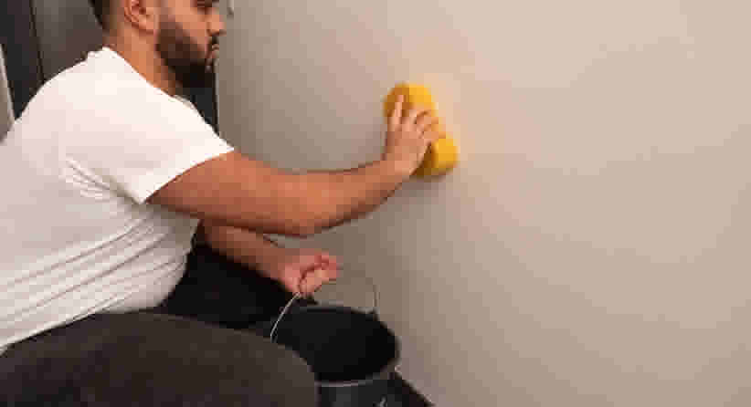 Muren schoonmaken met spons