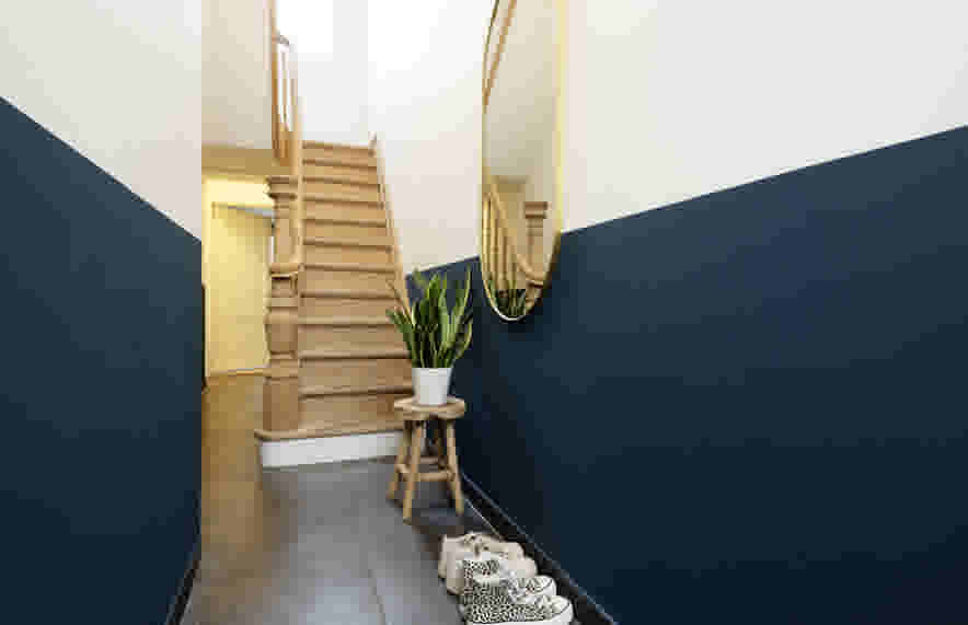 Smalle gang met labrisering in blauwe verf