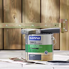 Blik tuinbeits met verfborstel