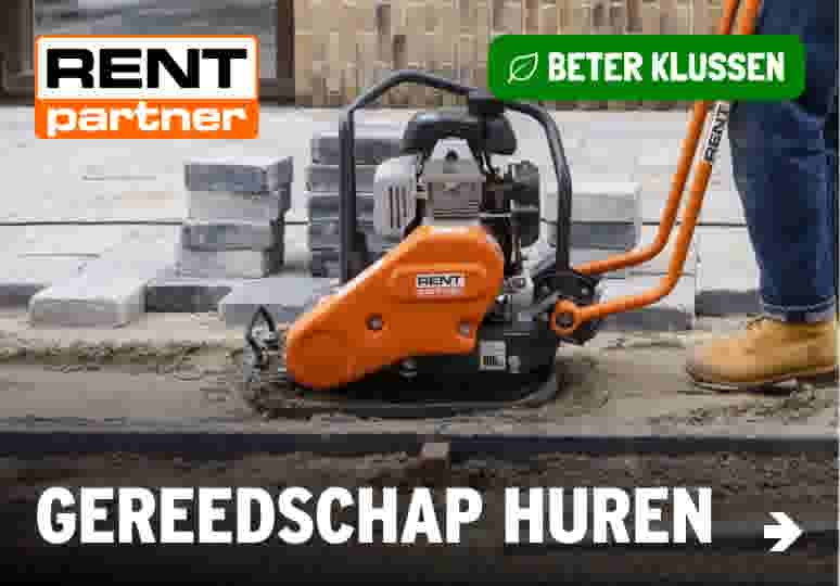 Oranje trilplaat van RENT partner op bouwplaats met bestratingsmaterialen en tekst 'GEREEDSCHAP HUREN'