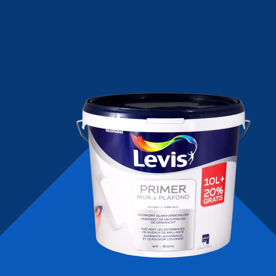 Witte verfemmer van Levis Primer voor muur en plafond met rode actielabel 10L+20% gratis op blauwe achtergrond.