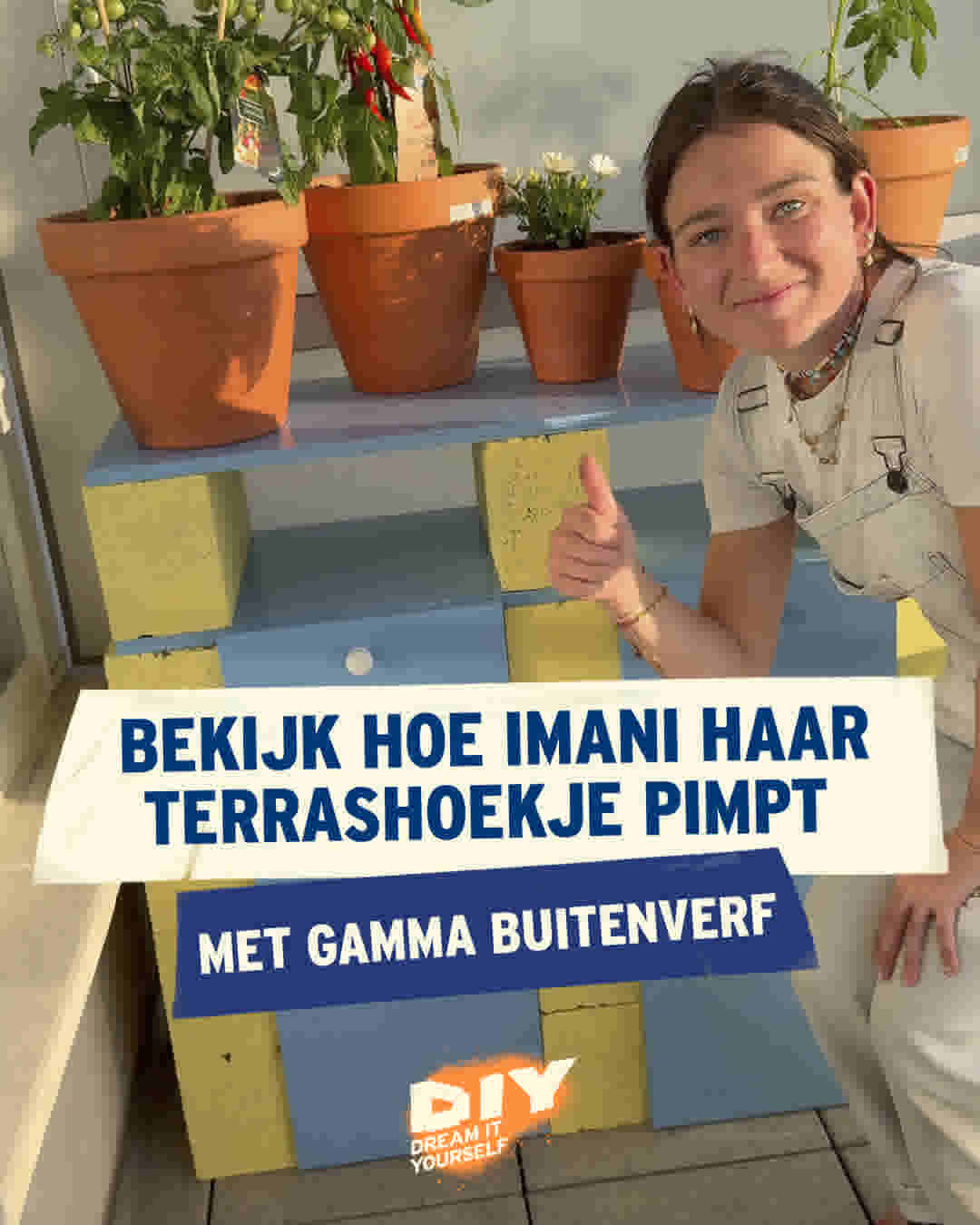 Vrouw geeft duim omhoog naast zelfgemaakt vuilbakomheining van betonblokken, blauw en geel geverfd, met terracotta potten en planten erop.
