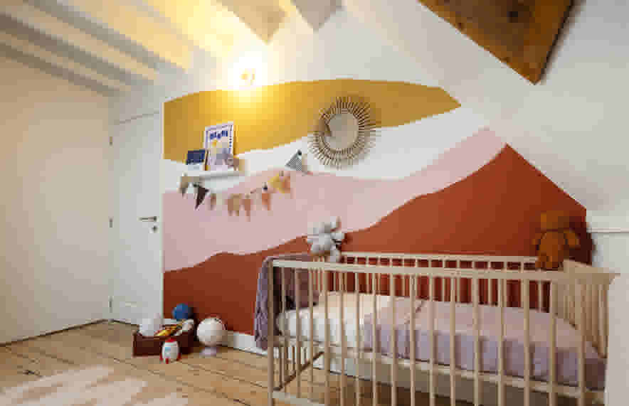 Kinderkamer met kleurrijke figuren