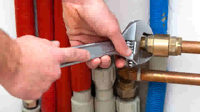 Comment poser un robinet et un raccordement sur le tuyau d'arrivée
