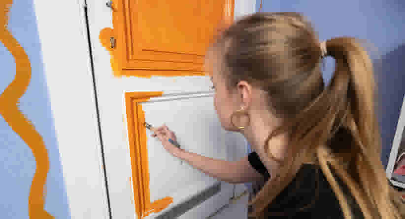 Stap 4: eerste verflaag aanbrengen op de deur