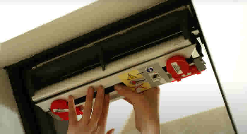 Dakraamrolgordijn vastklikken