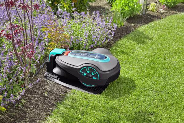 Robotmaaier aan de oplader in de tuin