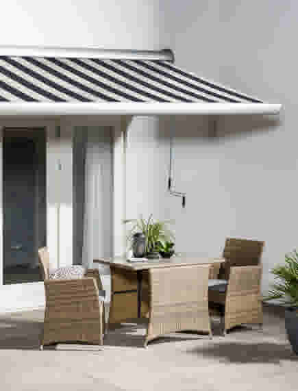 Knikarmscherm op terras