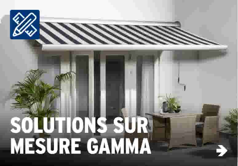 Terrasse moderne avec store banne rayé bleu et blanc, mobilier en rotin et plantes vertes décoratives.
