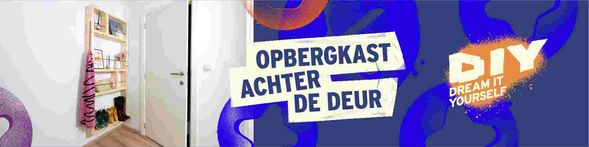 Witte hal met houten opbergkast naast deur, met tekst 'Opbergkast achter de deur' en DIY-logo op blauwe achtergrond.