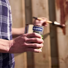 Vrouw die schutting beitst