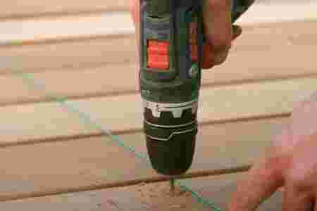 Poser une terrasse en bois sur des piquets