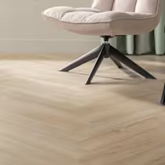 Sol stratifié motif chevrons avec une chaise