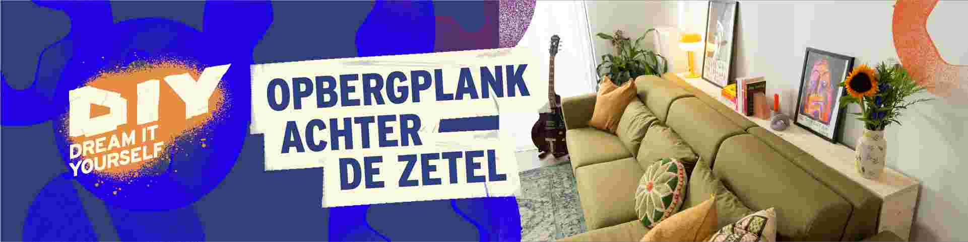 Moderne woonkamer met groene bank, gitaar en decoratie, met DIY-logo en tekst 'Opbergplank achter de zetel'