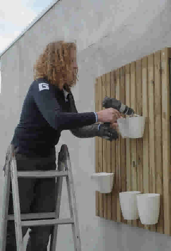 Bloembakken bevestigen