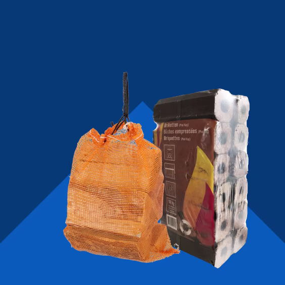 Sac orange en filet, boîte de briquettes et sac de copeaux de bois sur fond bleu.
