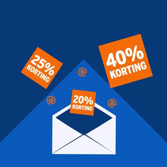 Oranje kortingsbonnen van 25%, 40% en 20% zweven boven een open witte envelop op een blauwe achtergrond.