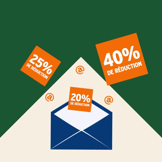 Enveloppe bleue ouverte avec des étiquettes de réduction orange (25%, 40%, 20%) et symboles @ sur fond vert et beige.