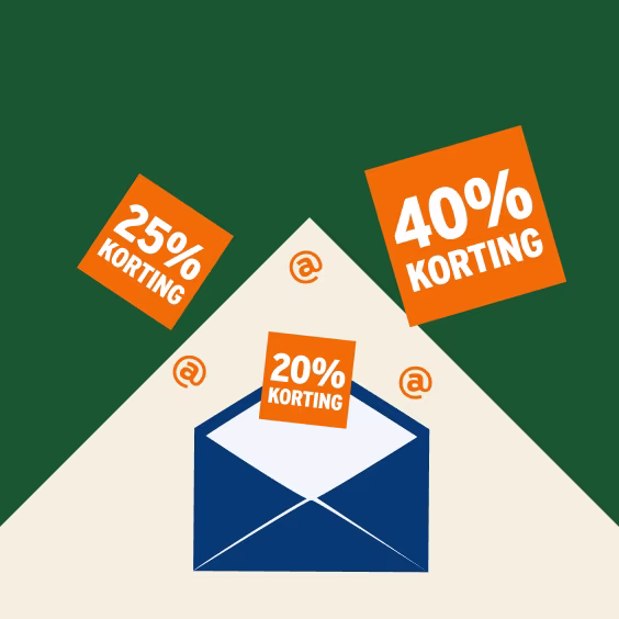 Oranje kortingslabels met 25%, 20% en 40% korting zweven boven een blauwe envelop op een groene en beige achtergrond.