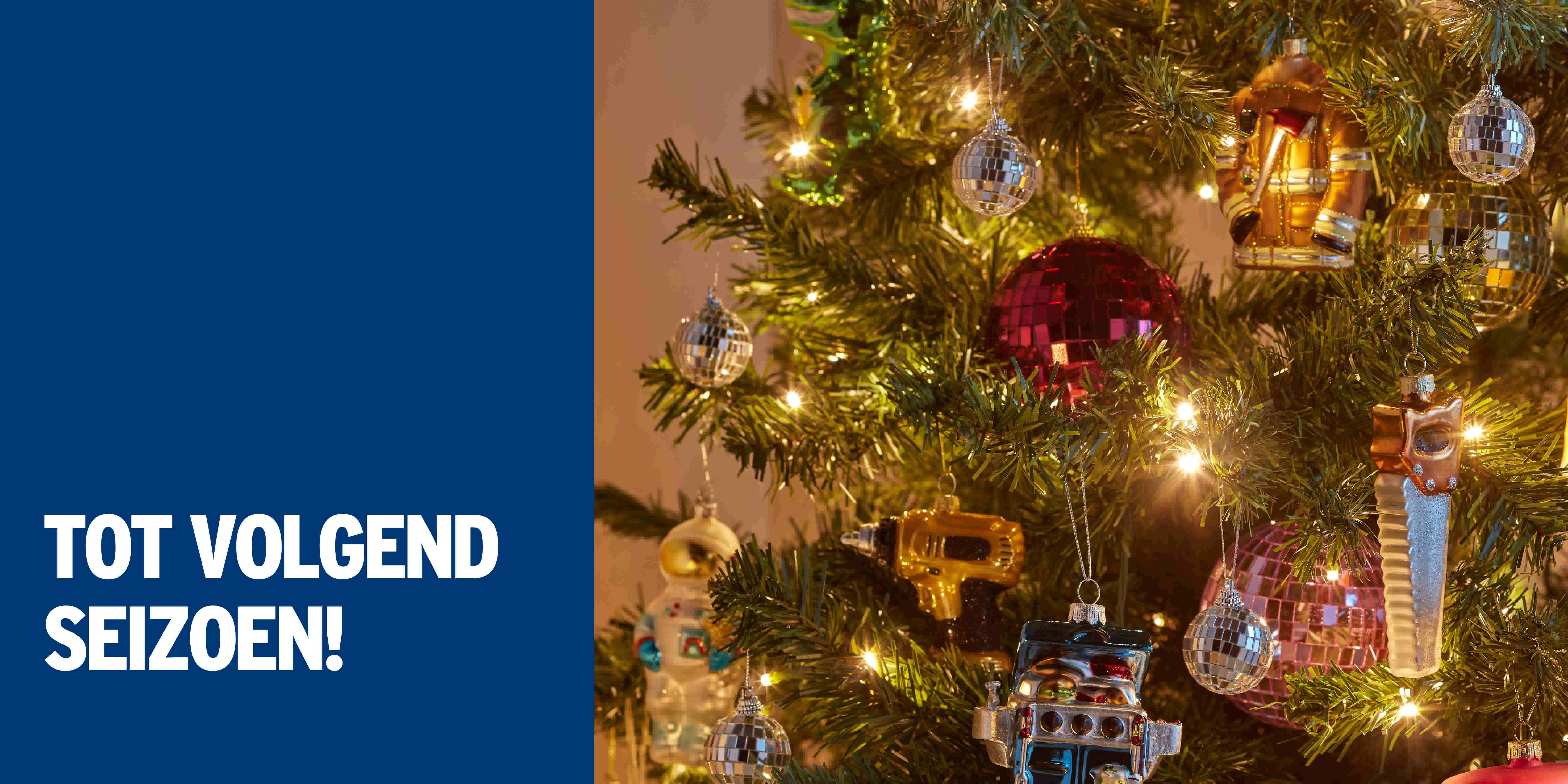 Versierde kerstboom met rode en zilveren discoballen, gouden ornamenten en lichtjes naast blauwe tekst "TOT VOLGEND SEIZOEN!"