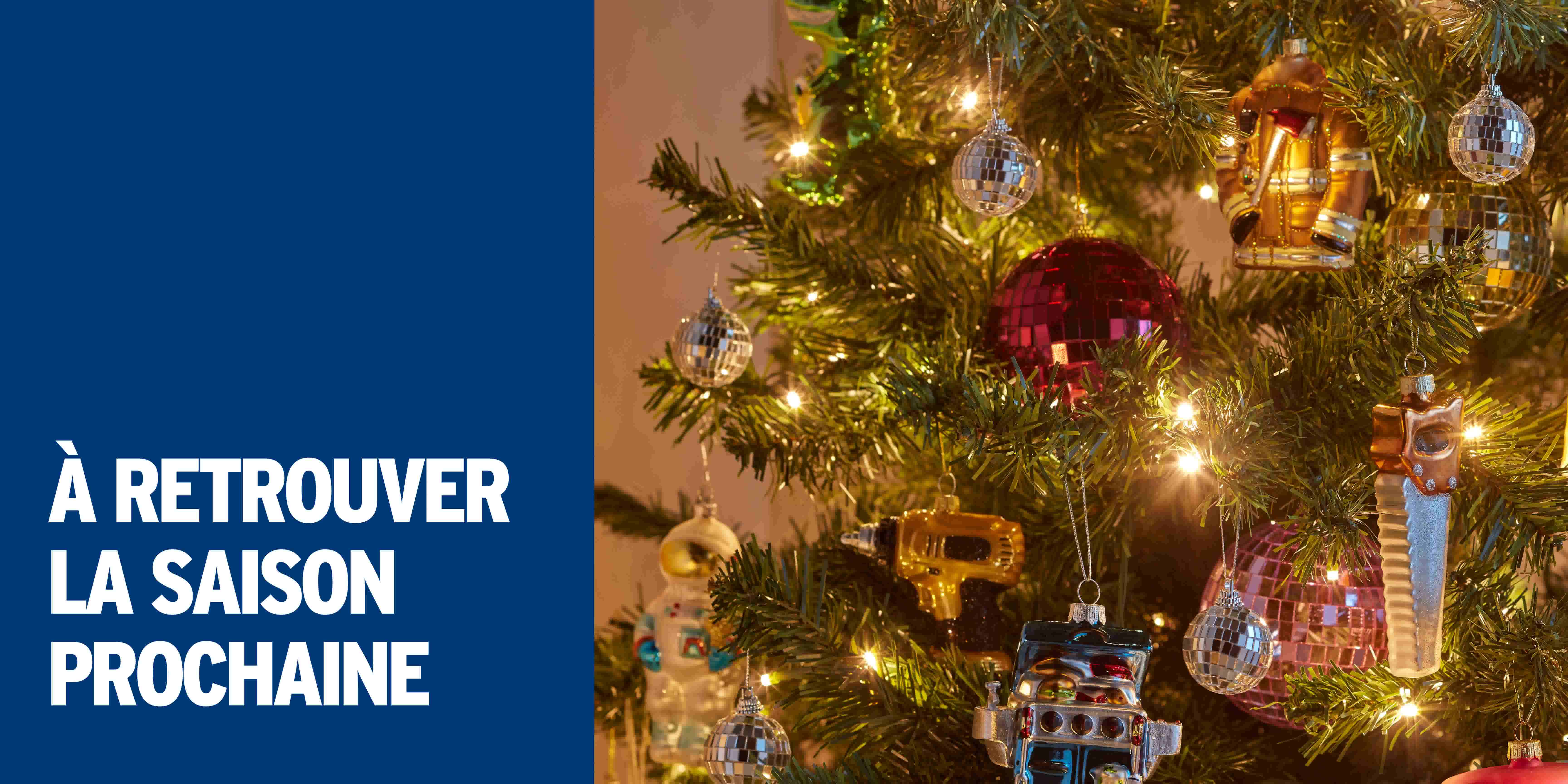 Sapin de Noël décoré avec des boules disco rouges et argentées, des ornements robots dorés et des lumières scintillantes.