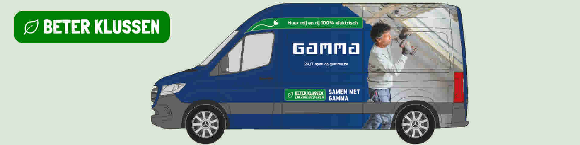 Blauwe elektrische bestelwagen van GAMMA met "Beter Klussen" logo en afbeelding van iemand die aan het klussen is.