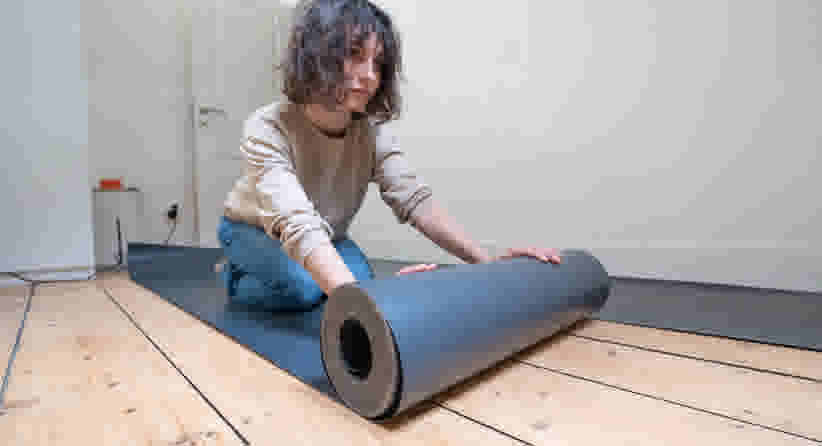 Stucloper leggen op houten vloer