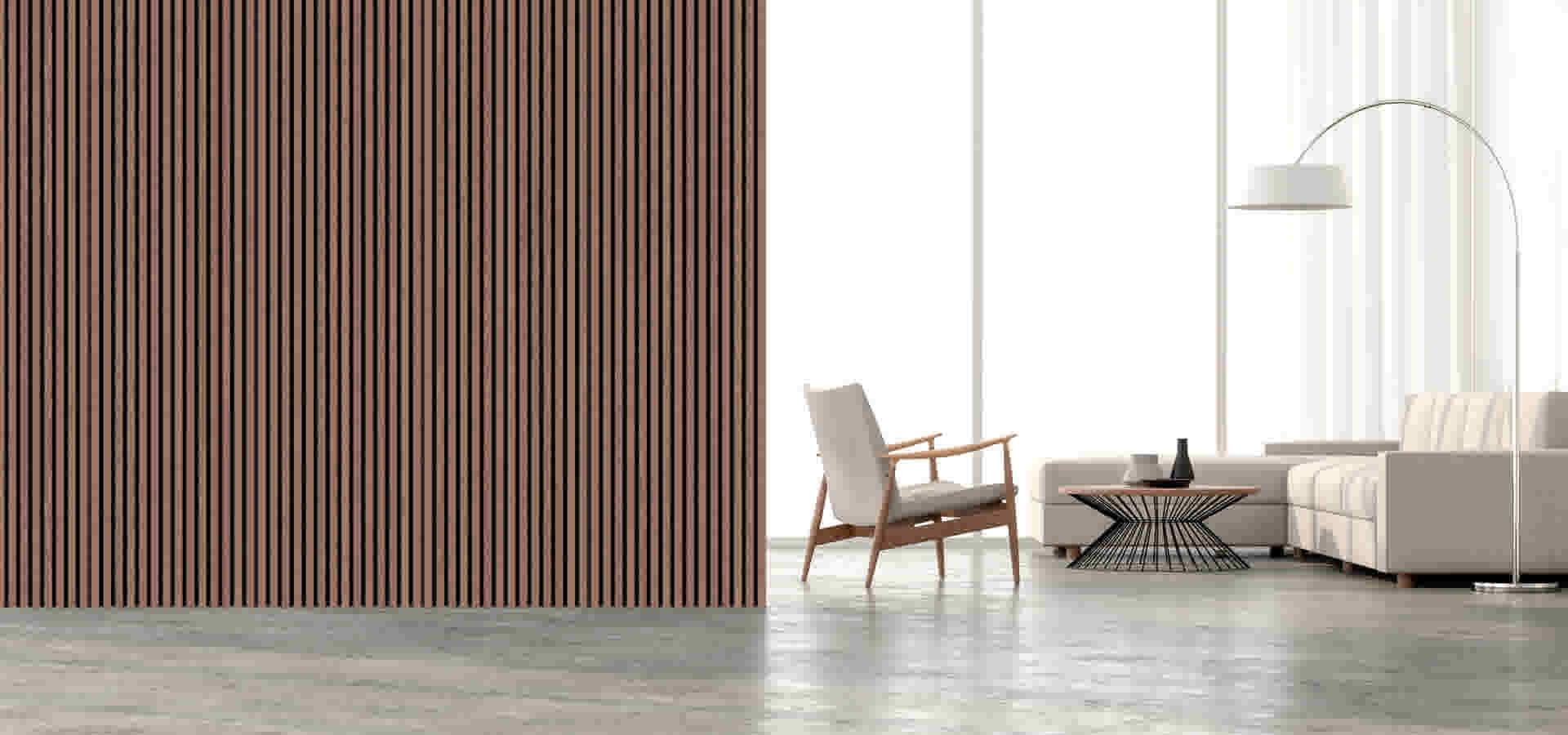 Modern woonkamer met houten latjeswand, lichte fauteuil, grijze bank, ronde salontafel en staande designlamp.