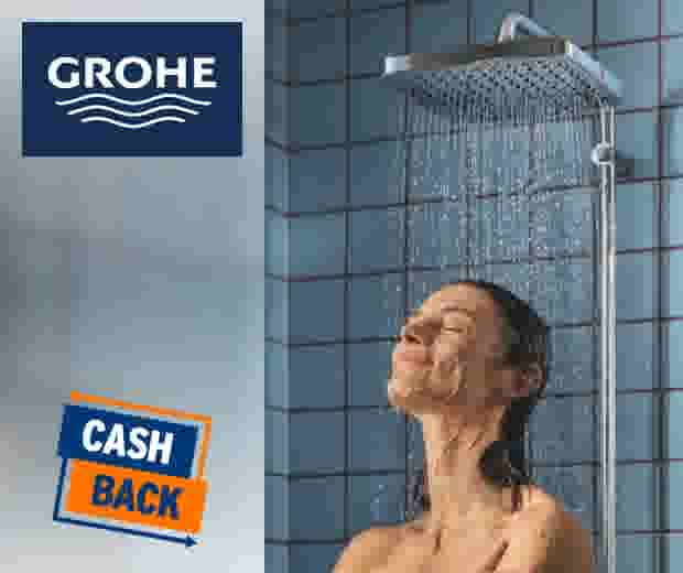 Vrouw geniet van regendouche onder GROHE douchekop met cashback-actie logo op blauwe tegelmuur