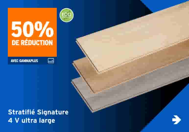 Trois planches de stratifié Signature 4V ultra large en tons beige et gris avec badge 50% de réduction sur fond bleu.