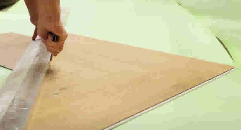 Eerste rij vinylvloer leggen