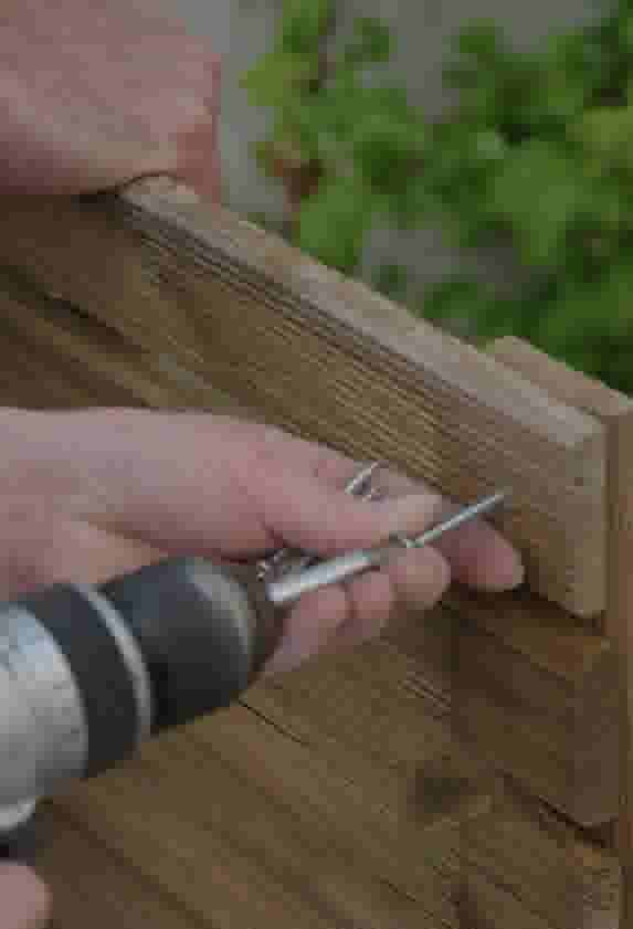 Terrastegel bevestigen