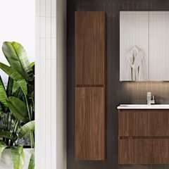 Moderne badkamer met houten kasten, witte wastafel, groene plant en minimalistische inrichting.