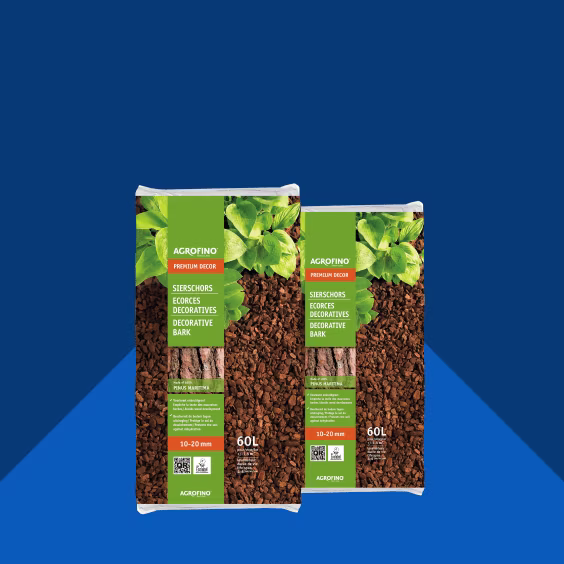 Deux sacs d'écorces décoratives Agrofino de 60L sur fond bleu, montrant des morceaux d'écorce brune et feuillage vert.