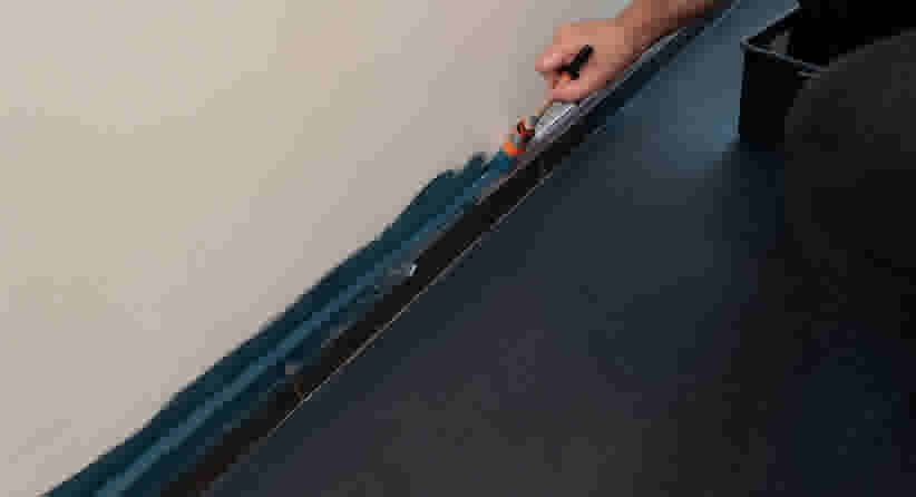 Hoeken schilderen met verfborstel