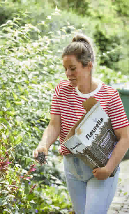 Vrouw bemesten planten