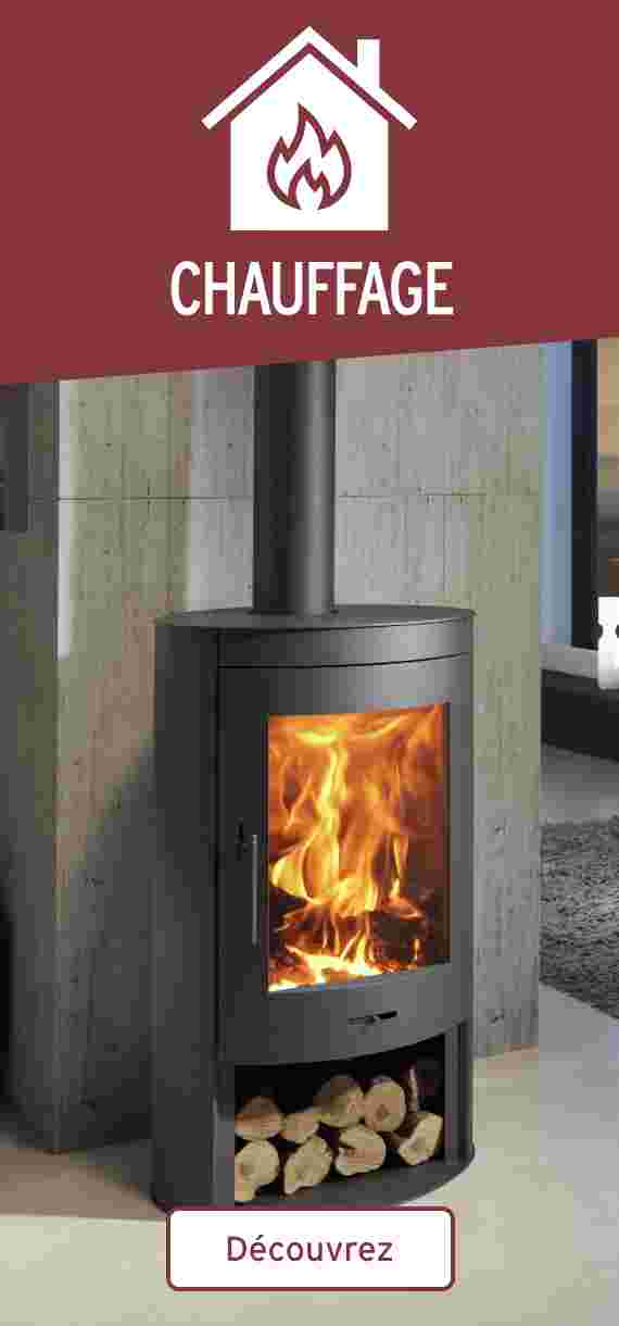 Poêle à bois moderne noir avec flammes visibles et bûches stockées en dessous, sur fond de mur en béton