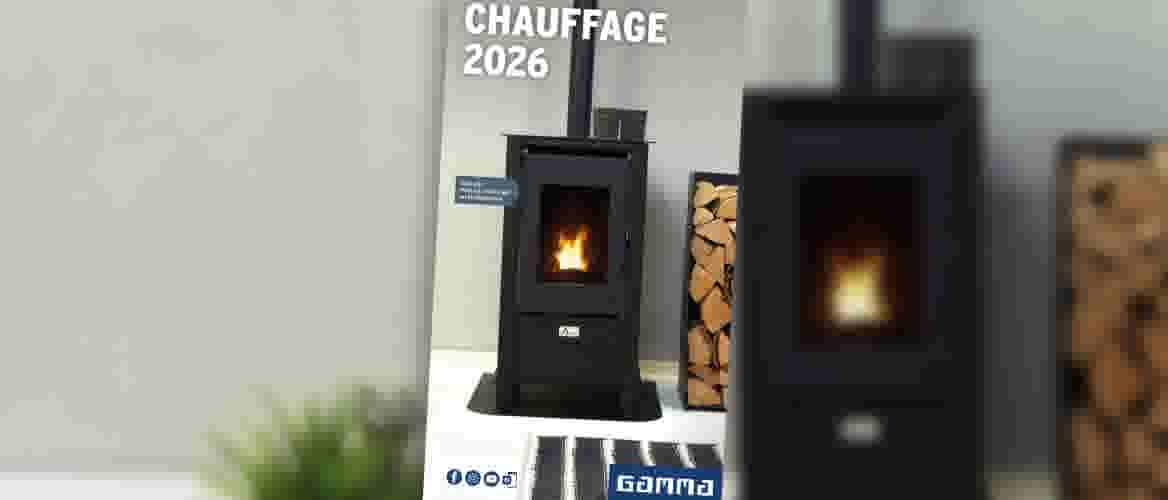 Poêle à bois noir moderne avec flammes visibles, bûches empilées à côté, sur fond blanc avec texte "CHAUFFAGE 2026"