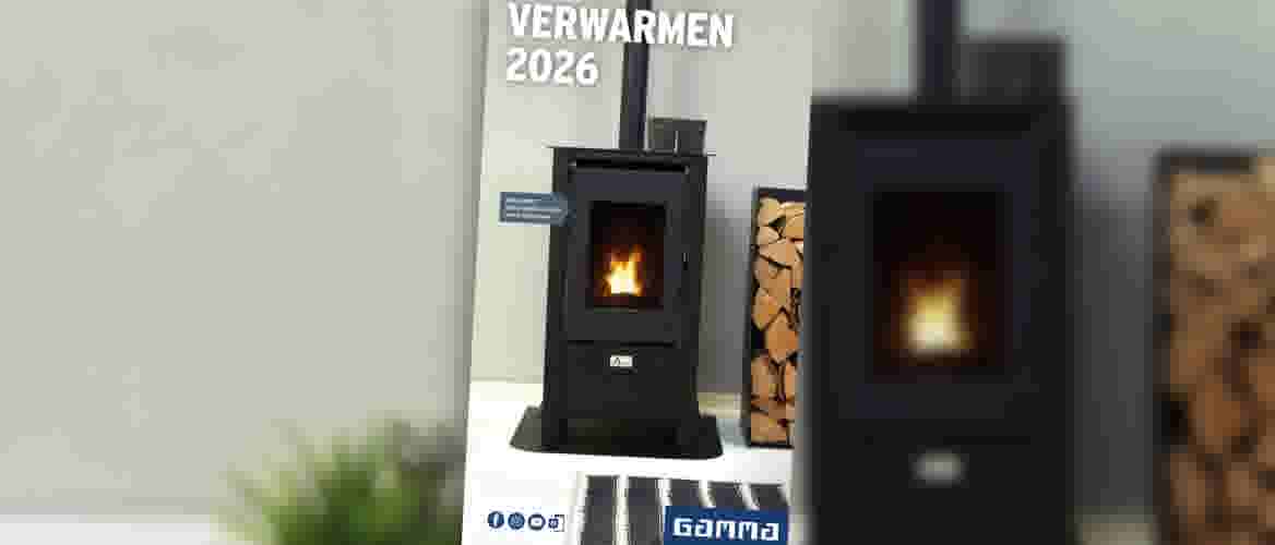 Gamma catalogus Verwarmen 2026 met zwarte houtkachel met brandend vuur en houtopslag op de achtergrond.