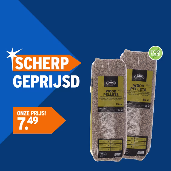 Twee zakken houtpellets met ECO-label op blauwe achtergrond, scherp geprijsd voor 7,49 euro met oranje prijspijlen.