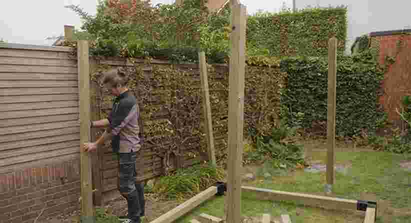 Verticale tuinpalen plaatsen