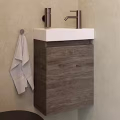 Compacte badkamermeubel met witte wastafel, houten kastje en moderne kraan, handdoek hangt aan de muur.